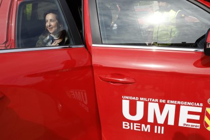 La ministra de Defensa, Margarita Robles (c), durante su visita este sábado a los contingentes del Ejército de Tierra, el Ejército del Aire y de la UME que participan en la respuesta a la emergencia de la DANA en la Base Militar 