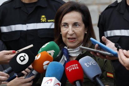 La ministra de Defensa, Margarita Robles (c), durante su visita este sábado a los contingentes del Ejército de Tierra, el Ejército del Aire y de la UME que participan en la respuesta a la emergencia de la DANA en la Base Militar 