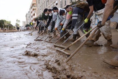 Decenas de voluntarios de afanan en limpiar las calles de Paiporta este sábado, que afronta el fin de semana con el reto de avanzar en la recuperación de la zona cero de la dana que asoló Valencia hace once días y de encontrar más personas desaparecidas, todo ello en medio de un 'ejército' de voluntarios, una ingente cantidad de ayuda solidaria y el eco incesante de la polémica política en torno a la gestión de aquel fatídico 29 de octubre.- EFE/ Ana Escobar