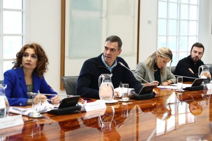 El presidente del Gobierno, Pedro Sánchez, durante la reunión del Comité de crisis para el seguimiento de los efectos de la DANA, este sábado en el Complejo de la Moncloa.-EFE/ Pool Moncloa/Fernando Calvo***SOLO USO EDITORIAL/SOLO DISPONIBLE PARA ILUSTRAR LA NOTICIA QUE ACOMPAÑA (CRÉDITO OBLIGATORIO)***