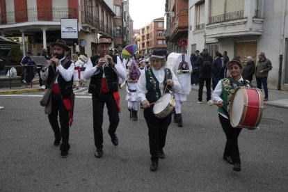 Desfile de mascaradas en La Bañeza.