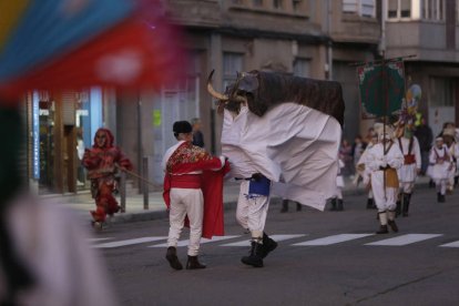 Desfile de mascaradas en La Bañeza.