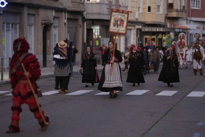 Desfile de mascaradas en La Bañeza.