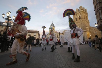 Desfile de mascaradas en La Bañeza.