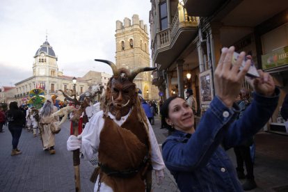 Desfile de mascaradas en La Bañeza.