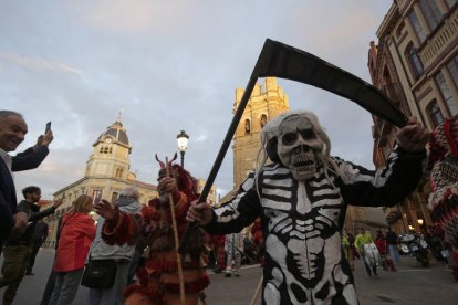 Desfile de mascaradas en La Bañeza.