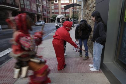 Desfile de mascaradas en La Bañeza.