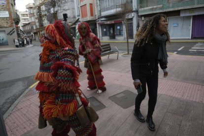 Desfile de mascaradas en La Bañeza.