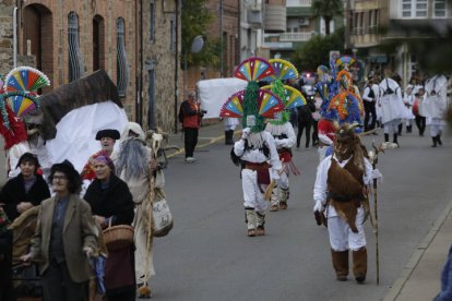 Desfile de mascaradas en La Bañeza.