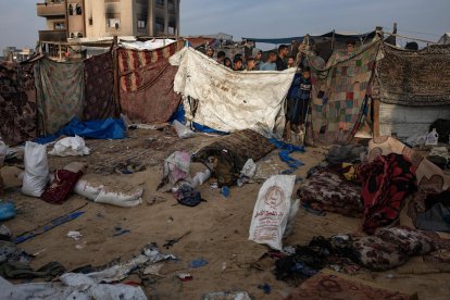 Palestinos inspeccionan sus tiendas después de un ataque aéreo israelí en Khan Yunis, en el sur de la Franja de Gaza, 09 de noviembre de 2024. 
                      EFE/EPA/HAITHAM IMAD