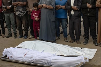 Familiares rezan frente a los cuerpos de sus seres queridos en el Hospital Nasser tras un ataque aéreo israelí cerca de las tiendas de personas desplazadas, en Khan Yunis, sur de la Franja de Gaza, 09 de noviembre de 2024. 
                      EFE/EPA/HAITHAM IMAD