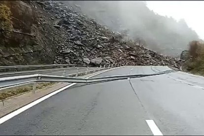 Un argayo corta la autovía León-Asturias