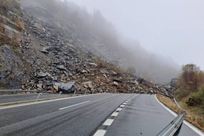 Un desprendimiento de tierra ha obligado a cortar este domingo el tráfico en ambos sentidos en la AP-66.