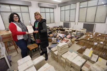 María Victoria Besada y María Paz Martínez, entre parte de la documentación ya ordenada.