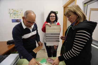 Los papeles recuperados están siendo identificados y ordenados en instalaciones municipales.