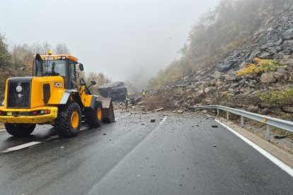 Carretera cortada por el desprendimiento.