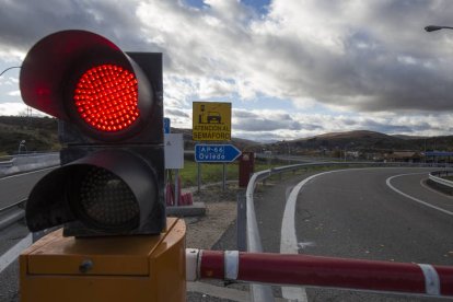 Estado de la autopista AP66 y la carretera N630 debido al corte de tráfico por un argayo.