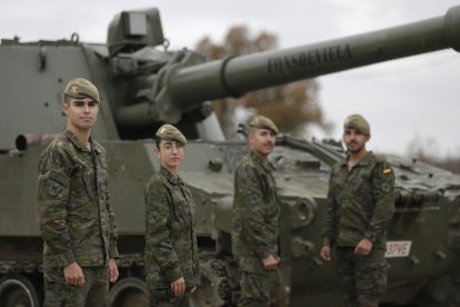 Reportaje en la base militar Conde de Gazola, militares que van a Letonia. F. Otero Perandones.