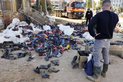 Intercambio de botas en Paiporta (Valencia) este lunes. EFE/ Kai Forsterling