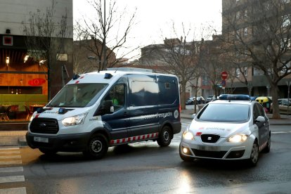 Imagen de archivo de un furgón y un coche de los Mossos d'Esquadra. EFE/Toni Albir