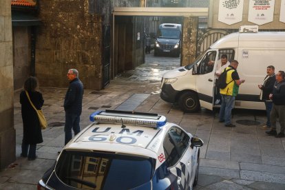 Las fuerzas de seguridad investigan esta mañana el homicidio de Antonio Costa, propietario del puesto de carne Chelo & Muñico que se ha producido esta mañana a primera hora en la plaza de Abastos de Santiago. EFE/Xoán Rey