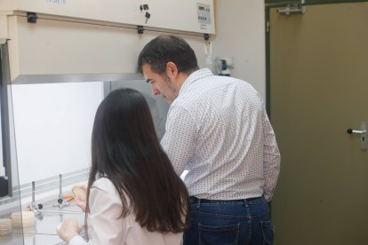 Carlos Barreiro junto a una investigadora.