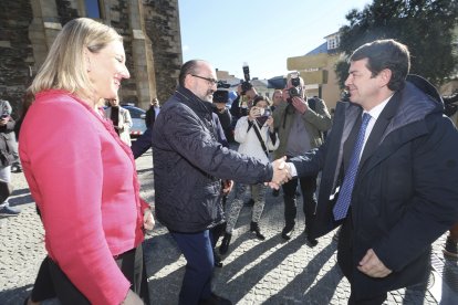 Morala saluda al presidente y a la vicepresidenta de la Junta de Castilla y León.