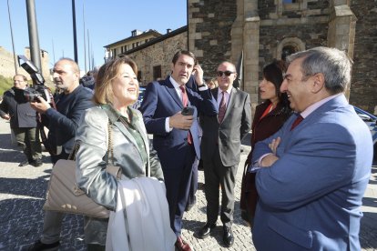 Los consejeros de Medio Ambiente y Movilidad con representantes de El Progreso de Lugo.