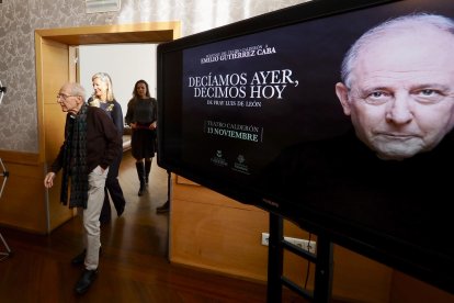 El actor Emilio Gutiérrez Caba (2i), presenta la obra teatral ‘Decíamos ayer, decimos hoy’ de Fray Luis de León, este martes en el Teatro Calderón.- EFE/ R. García