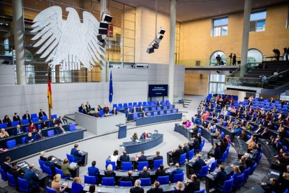 El presidente del Bundestag alemán, Baerbel Bas (C), se dirige al Bundestag alemán durante una sesión plenaria para conmemorar el aniversario de la caída del Muro de Berlín.