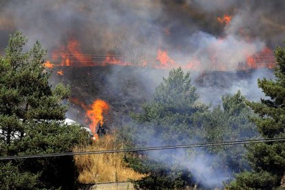 14/09/2010: Incendio producido en los alrededores de la autopista AP-66, en el peaje de La Magdalena (León), como consecuencia de los enfrentamientos entre los mineros y el Grupo de Reserva de Seguridad (GRS) de la Guardia Civil, por los cortes de la carretera que los piquetes han realizado hoy cuando se cumple el noveno día de cortes en carreteras leonesas debidos a los piquetes de los trabajadores de las empresas mineras del Grupo Alonso y Viloria; unas retenciones a las que se han sumado otras manifestaciones de protesta como huelgas de hambre, encierros y acampadas.