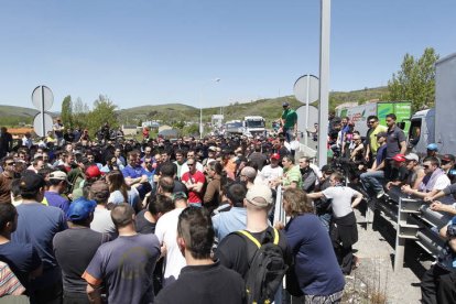 23/05/2012: Cortes de carretera en la utopista de ap- 66 por parte de los mineros por la crisis del carbón.