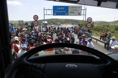 30/05/2012: Barricadas y cortes de carretera en la autopista León-Campomanes a la altura de La Magdalena.