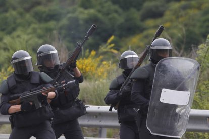 06/06/2012: Los mineros cortan la ap-66 en el puente colgante Fernández Casado.