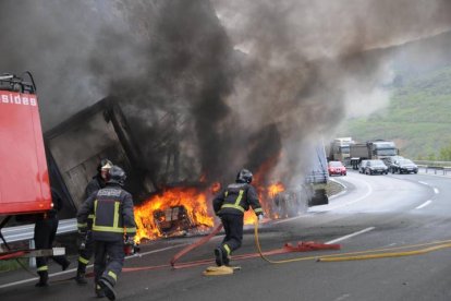 El incendio de un camión obliga a cortar la AP-66 en los dos sentidos.