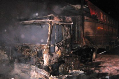 30/09/2008: Un camión arde en el túnel del Pando, en la autopista del Huerna y obliga a cortar durante dos horas la AP-66.