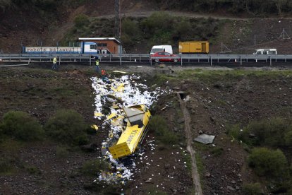 08/05/2013: Un camión de Correos vuelca y corta un carril de la AP-66.