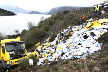 08/05/2013: Un camión de Correos vuelca y corta un carril de la AP-66.