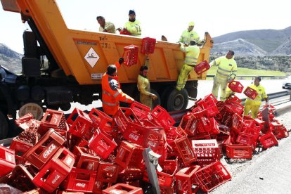 19/04/2013: El vuelco de un camión cargado de refrescos Coca Cola vacíos obliga a cortar dos carriles de la autopista de la Huerna.