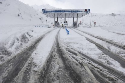 5/02/2015: Temporal de nieve en el Puerto de Pajares.