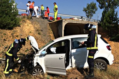 27/07/2014: Dos heridos en una salida de la vía en el Huerna a la altura de Cimanes del Tejar.