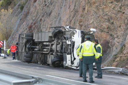 Tres muertos y quince heridos en la AP-66 al volcar un microbus con 28 excursionistas que regresaban de Asturias a Madrid.