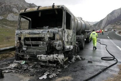 18/01/2007: El incendio de un camión que transportaba ácido nítrico obliga a cortar una hora la AP-66 a la altura de Caldas de Luna.