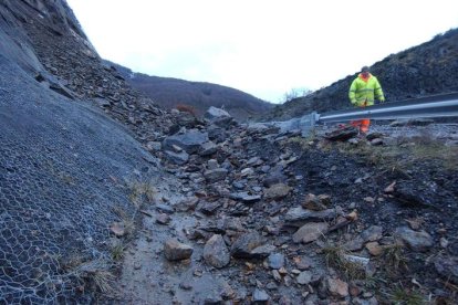 Un desprendimiento de tierra corta la autopista de Asturias en Campomanes.