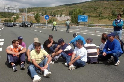 22/06/2004: Un grupo de mineros de la empresa Hijos de Baldomero García (HBG) , que han cumplido 24 días de huelga, cortaron  durante dos horas el tráfico de vehículos en la autopista de peaje AP-66.