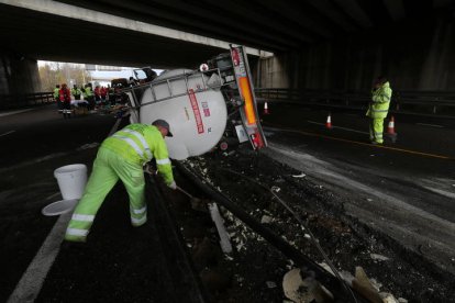 12/11/2014: Accidente de un camión en el acceso de la AP-66 a la N-120 en Valverde de Virgen.