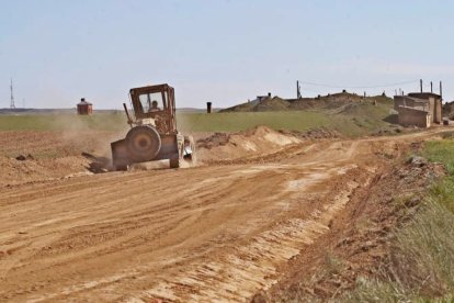 Máquinas trabajando en infraestructuras rurales dentro de un proceso de concentración parcelaria llevado a cabo en la provincia, en una imagen de archivo.