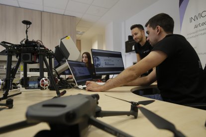 Los drones son una pieza dentro de la oficina del centro ESA BIC donde se ubica la startup leonesa Invicsa.