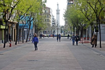 En el decreto se recoge que en la peatonalización de Gil y Carrasco, Alfonso V, San Agustín se verán afectadas también Alférez Provisional, Alcázar de Toledo, entre San Agustín y la plaza de la Inmaculada, Villabenavente, de Arquitecto Torbado a Burgo Nuevo, Fuero y Arco de Ánimas. No pasa lo mismo en Ramiro Valbuena, donde las limitaciones sólo afectan a esta vía, aunque incide en las perpendiculares; pero sí en Carreras y Los Cubos, en las que entra en restricción también de manera colateral Pelayuelo y Pontón.