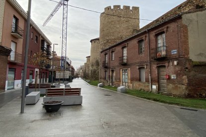 En el decreto se recoge que en la peatonalización de Gil y Carrasco, Alfonso V, San Agustín se verán afectadas también Alférez Provisional, Alcázar de Toledo, entre San Agustín y la plaza de la Inmaculada, Villabenavente, de Arquitecto Torbado a Burgo Nuevo, Fuero y Arco de Ánimas. No pasa lo mismo en Ramiro Valbuena, donde las limitaciones sólo afectan a esta vía, aunque incide en las perpendiculares; pero sí en Carreras y Los Cubos, en las que entra en restricción también de manera colateral Pelayuelo y Pontón.